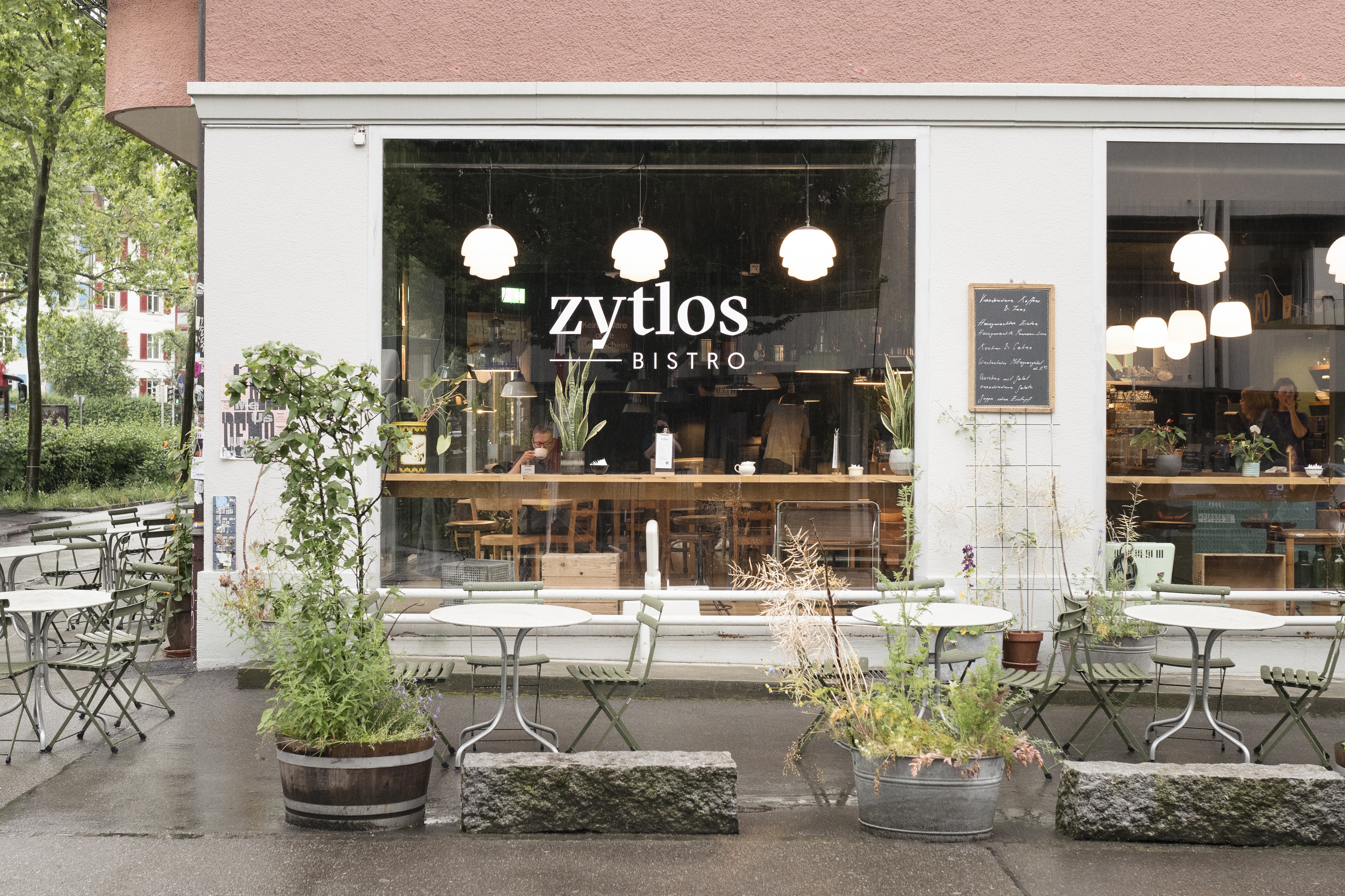 Das Schaufenster des Cafe Zytlos der Berner Brocki